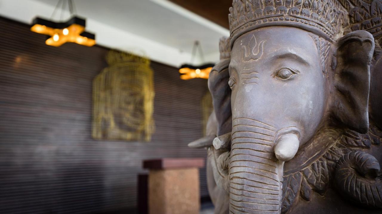 Shintana Saya La Maison Siem Reap Exterior foto A statue of Ganesha at the hotel