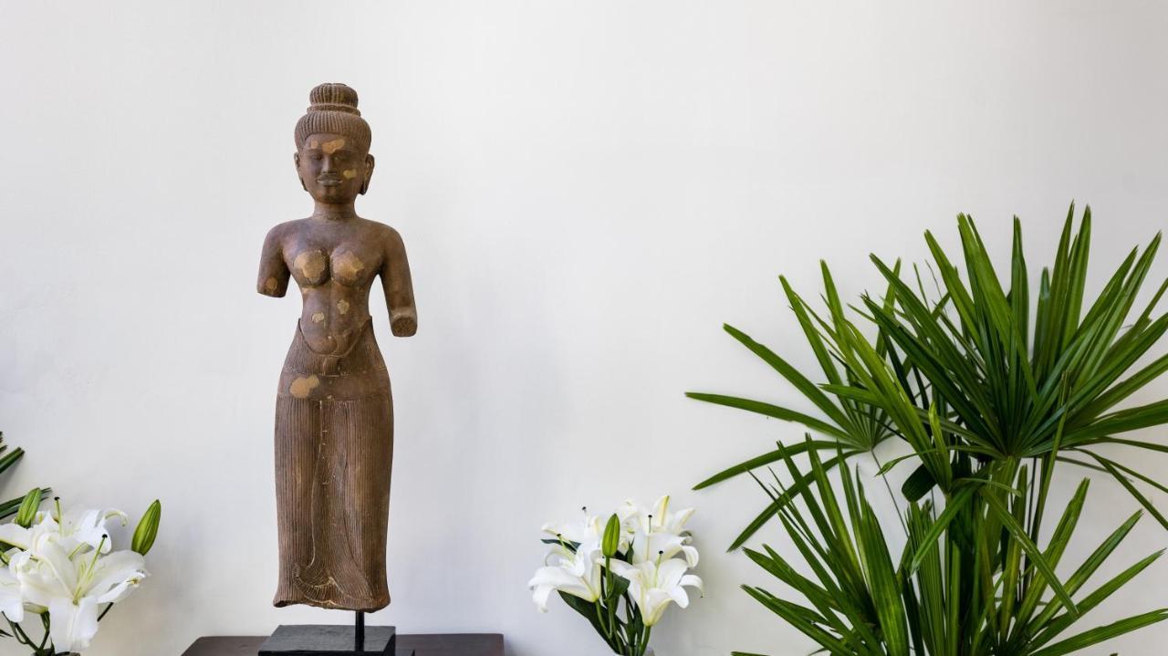 Shintana Saya La Maison Siem Reap Exterior foto A statue of a female deity, 10th century, Cambodia, Phnom Penh, National Museum