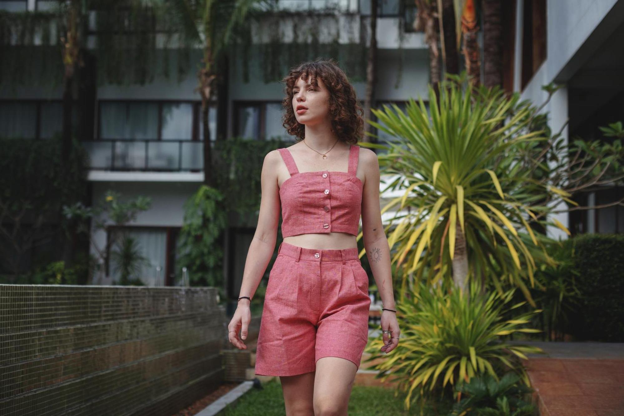 Shintana Saya La Maison Siem Reap Exterior foto A woman wearing a crop top